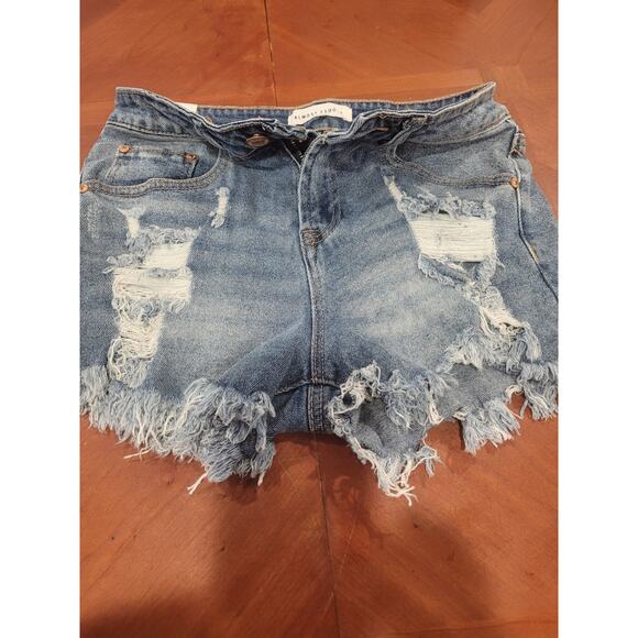 Woman’s Size 3 Almost Famous Cut Off Shorts Well loved - Picture 1 of 12